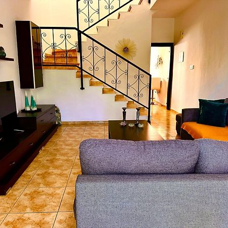 Nanas Vacation House Пафос Екстер'єр фото